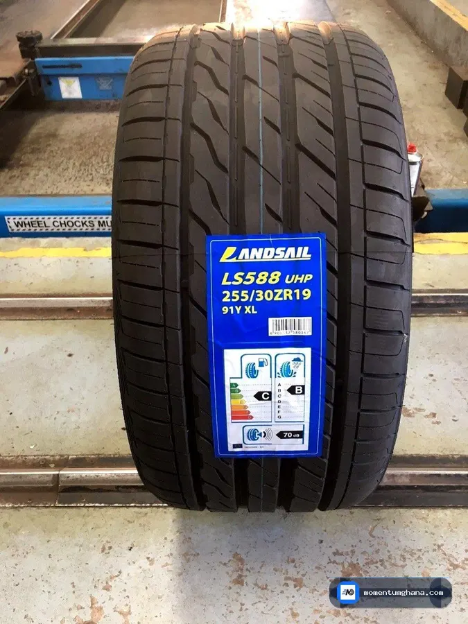 255/30R19 tyre image